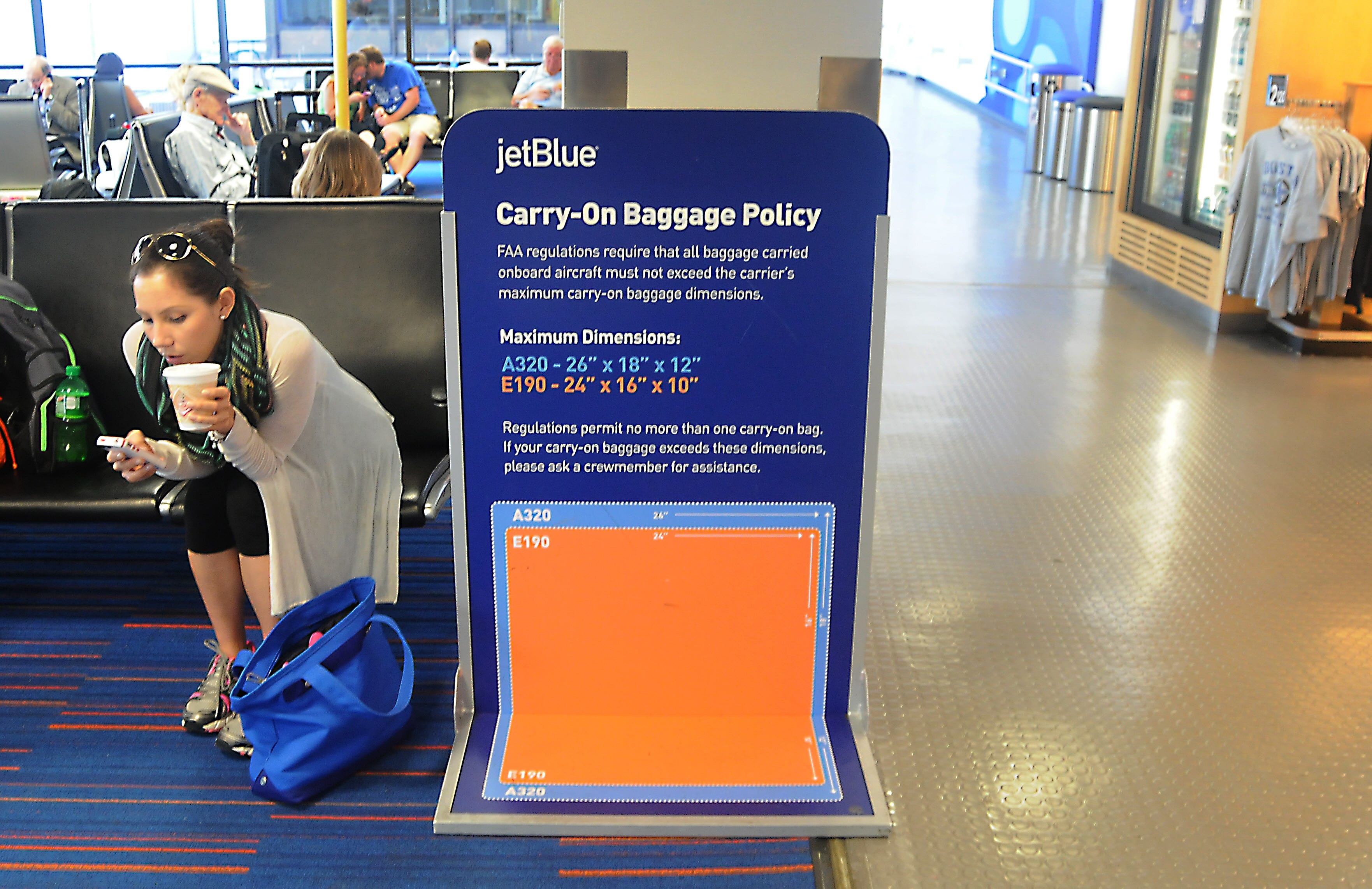 jetblue free checked bolsa